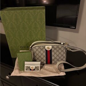 Gucci crossbody with matching card case like new!